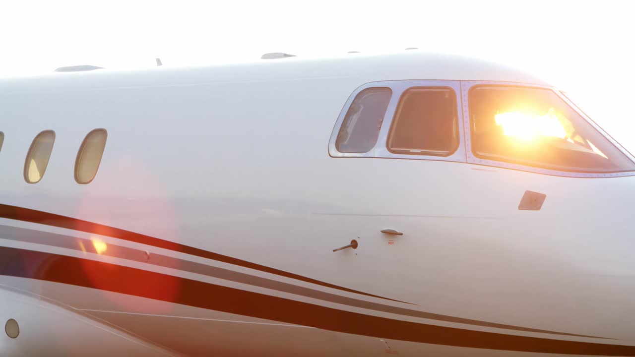 avión privado en la terminal 4k