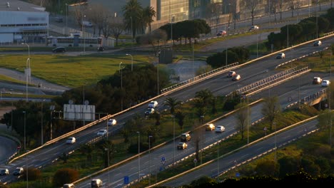escena de tráfico y carretera al atardecer. vista aérea