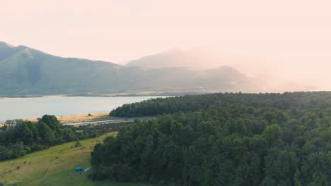 Blaues-Seewasser-Im-Sommer-Drohne-Mit-Wald-Geschossen