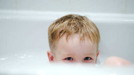 Niño-Sonriente-En-El-Baño