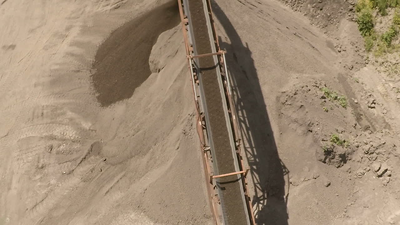 Dirt conveyor aerial follow from base to dump