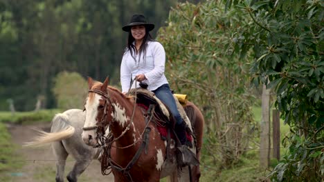 Kuhmädchen,-Das-Ein-Schönes-Braunes-Pferd-Reitet