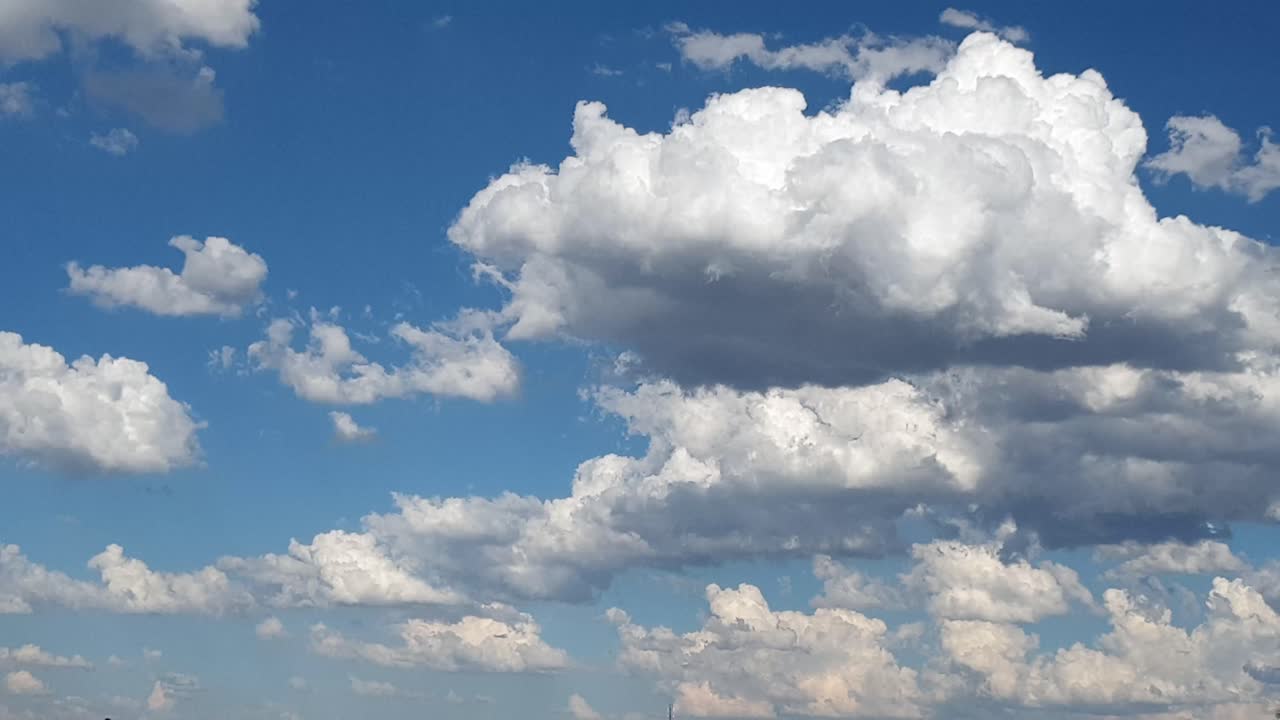 남아프리카의 여름 오후 푸른 하늘에 형성되는 크고 빽빽한 비구름의 서사적으로 빠르게 움직이는 부드러운 시간 경과