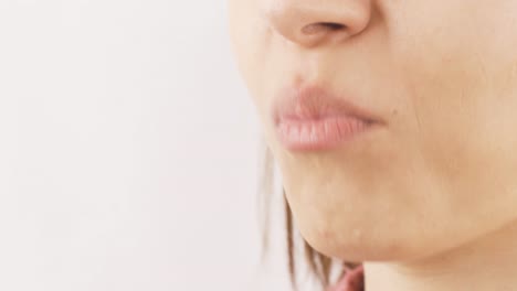 un primer plano de una mujer comiendo dragee. comiendo chocolate.