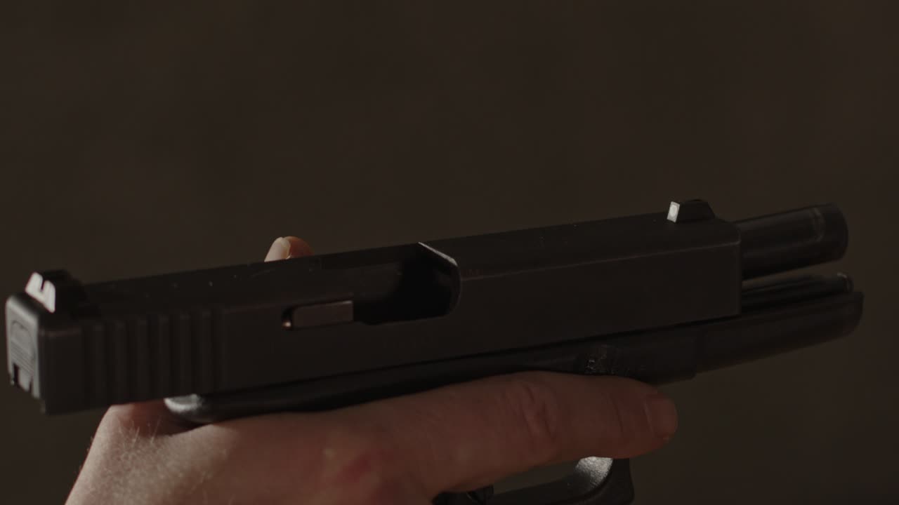 vista amplia de la pistola glock 17 con una ronda en vivo