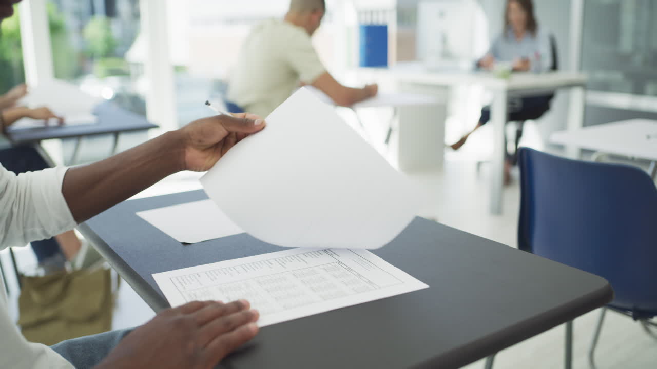 estudiante tomando un examen en un aula