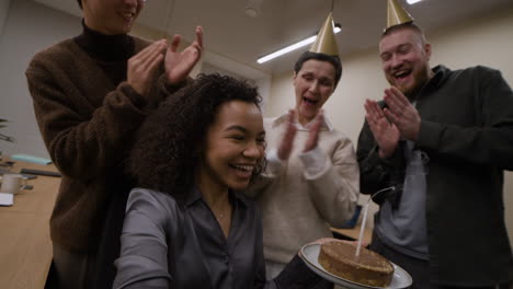 equipo celebrando un cumpleaños