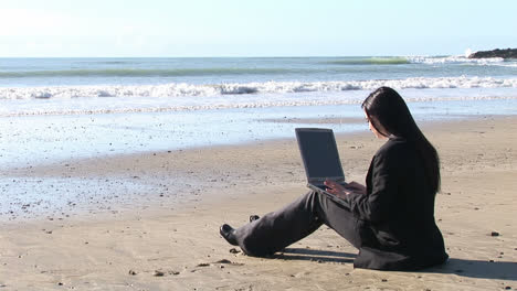 Mujer-De-Negocios-Trabajando-Al-Aire-Libre