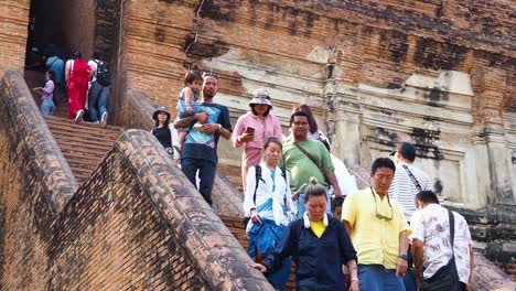 los visitantes exploran los pasos históricos del templo en ayutthaya