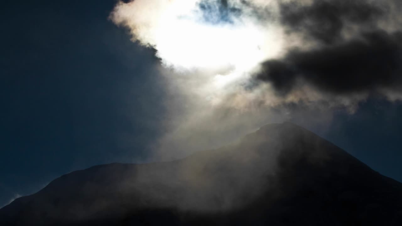 구름 덮개와 태양이 있는 마운트 헌터