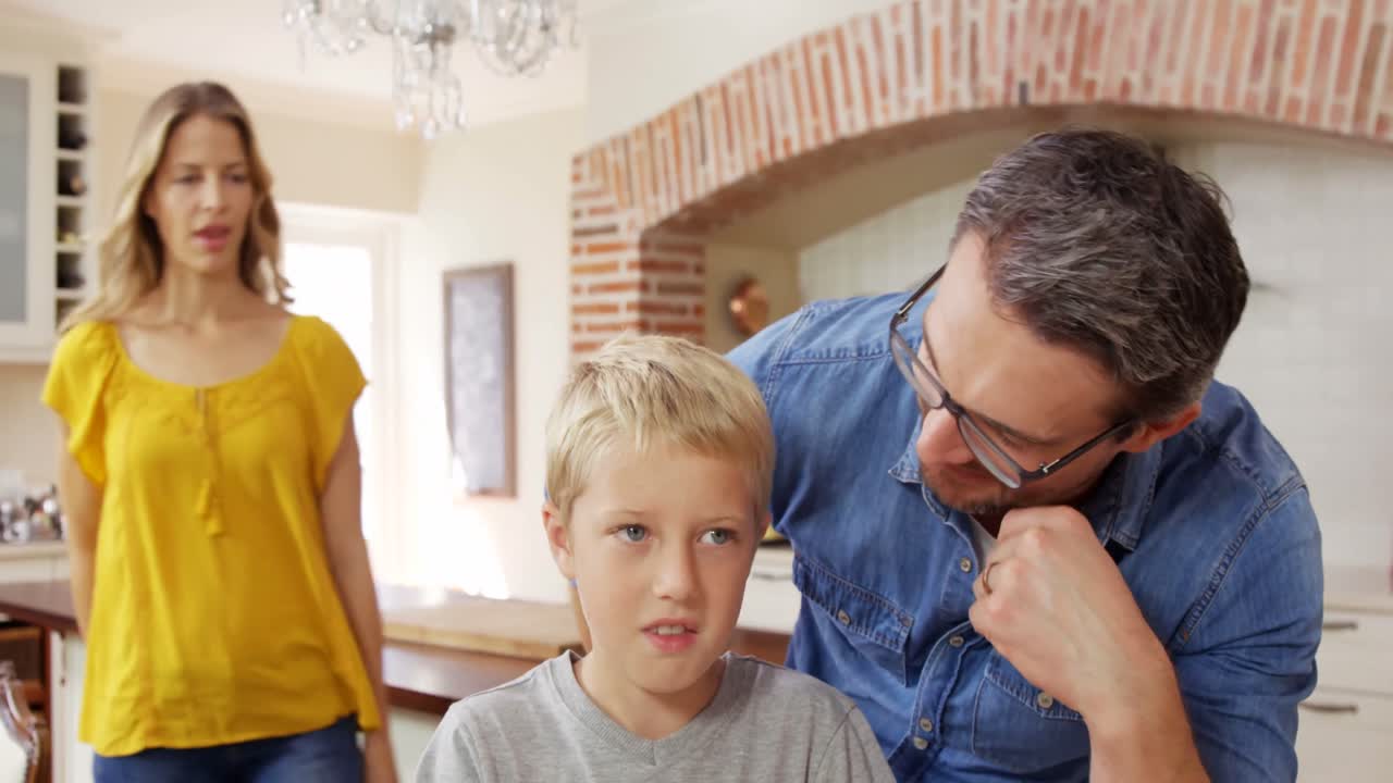 familia sonriente usando una computadora portátil