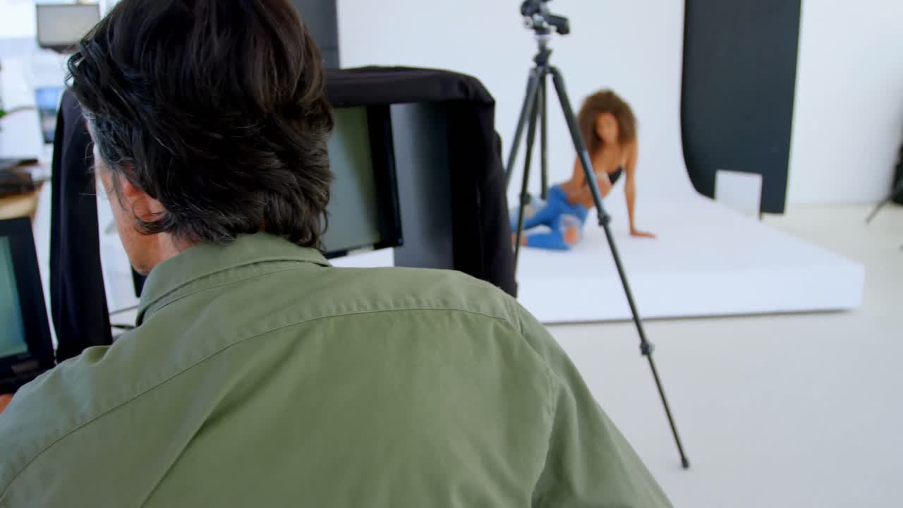 사진 스튜디오 4k에서 사진 촬영을 위해 포즈를 취하는 모델
