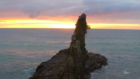 Vista-Aérea-De-Las-Rocas-De-La-Catedral-Con-Un-Espectacular-Amanecer-En-El-Fondo---Zoom-En-La-Toma-De-Drones