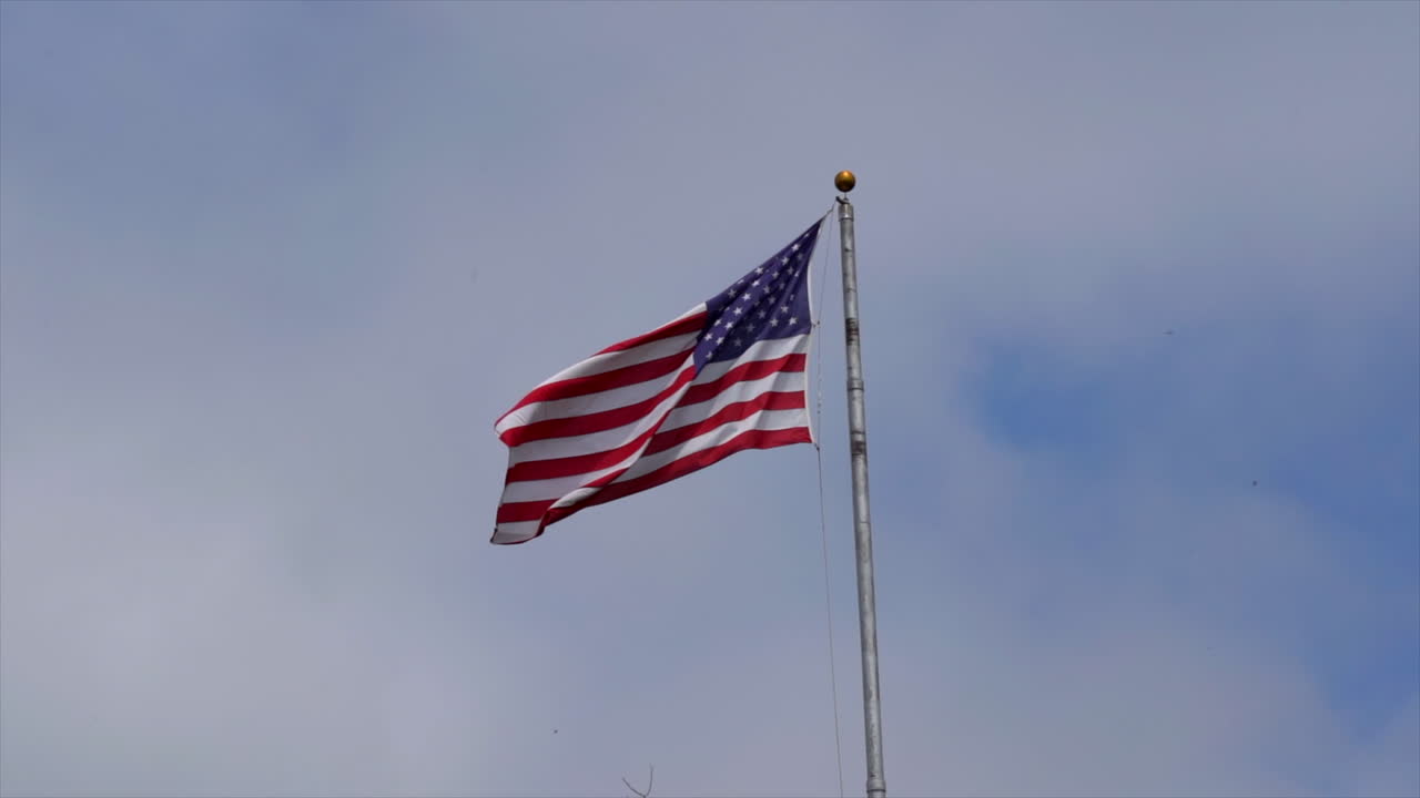 una bandera americana ondeando en la brisa