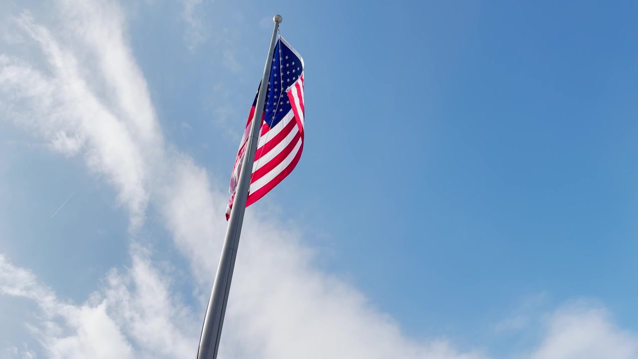 Bandiera americana, bandiera USA, bandiera, asta, sventolante, vento che soffia, giornata soleggiata, pomeriggio, libertà, simbolo nazionale, base militare, edificio, cortile, verso l'alto, isolata, asta, che sventola in alto, bandiera america, appesa