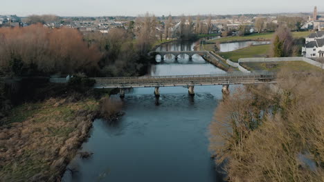 imágenes aéreas sobre el túmulo del río que conduce al centro de la ciudad de athy