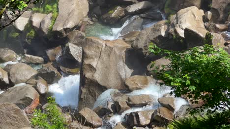 Cascada-De-Agua-Sobre-Rocas-En-La-Cascada-De-Foroglio-En-El-Valle-De-Bavona,-Suiza---ángulo-Alto