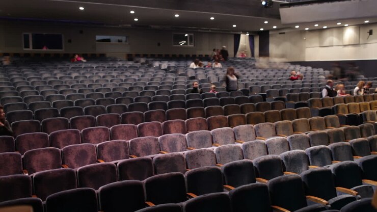 Il pubblico riempie il teatro in time lapse