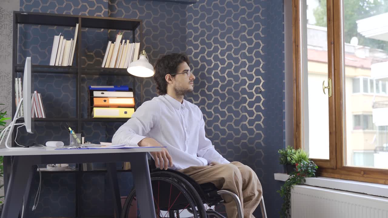 el hombre físicamente discapacitado que trabaja en la oficina está molesto y cansado.