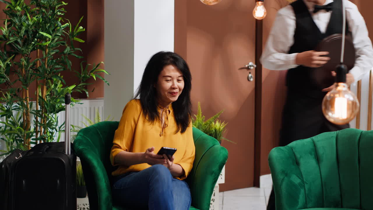 Il cameriere dell'hotel serve il caffè agli ospiti che aspettano nell'area lounge