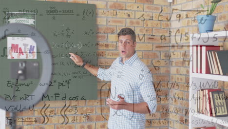 animación de ecuaciones matemáticas escritas a mano sobre un maestro caucásico de sexo masculino en el fondo
