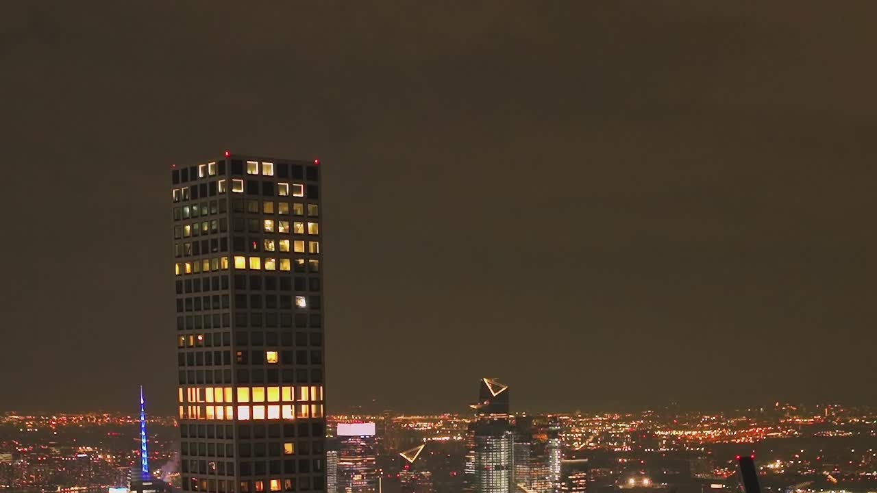 Vista Minimalista do Arranha-céu 432 Park Avenue à Noite