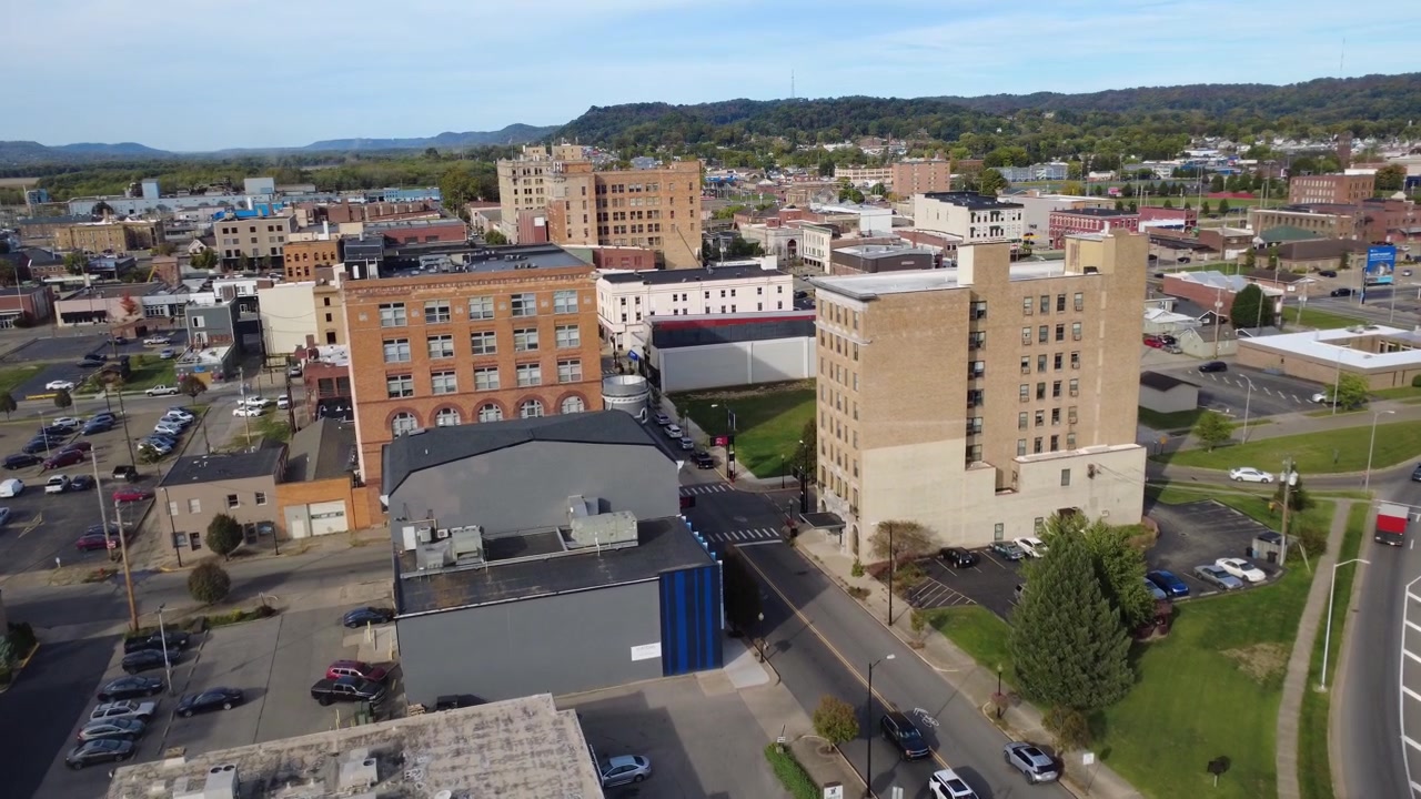 Droneopptak av Portsmouth, Ohio, et landlig sentrum mot foten av Appalachene.