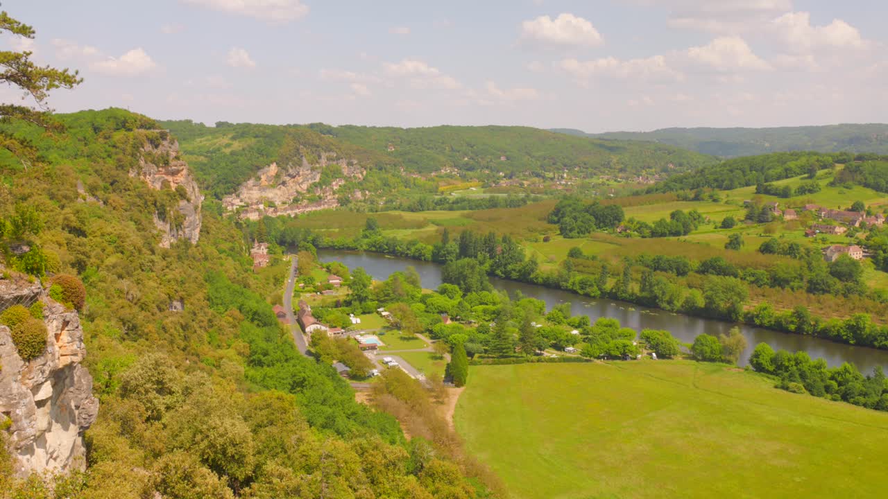 Discover the famous Dordogne Valley in France with this panoramic video, showcasing its winding river, lush green landscapes, and picturesque countryside