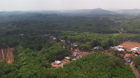 una zona rural en el sur de la india que está rodeada de colinas