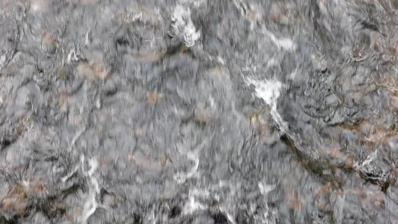 오후에 강에서 물의 흐름 클로즈업