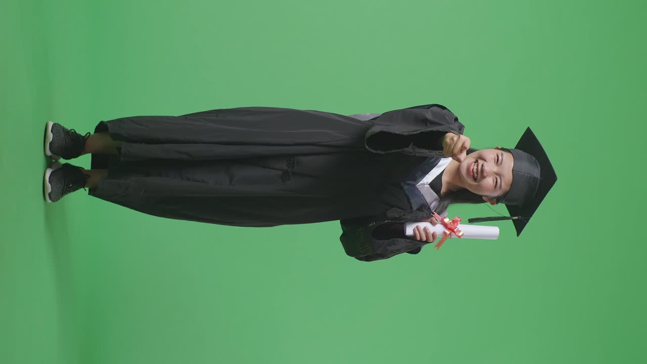 Graduati entusiasti che festeggiano la laurea