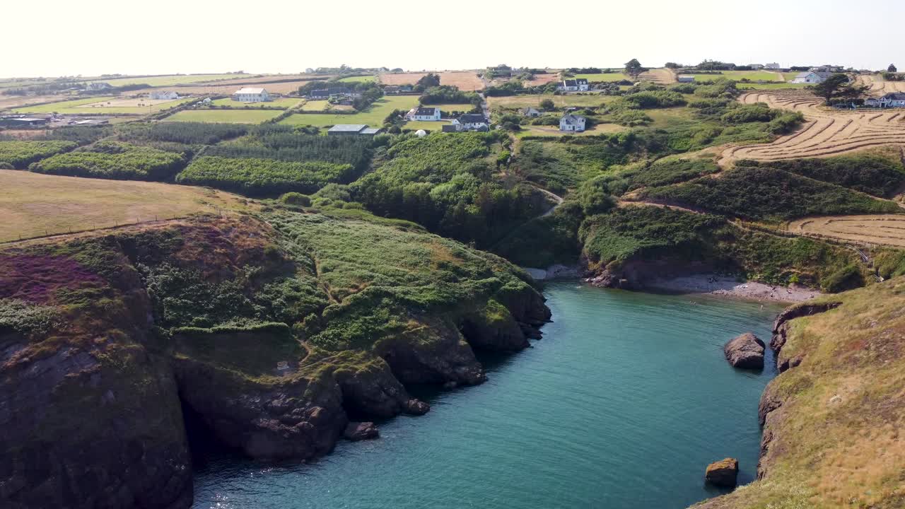 아름다운 푸른 해변의 조감도