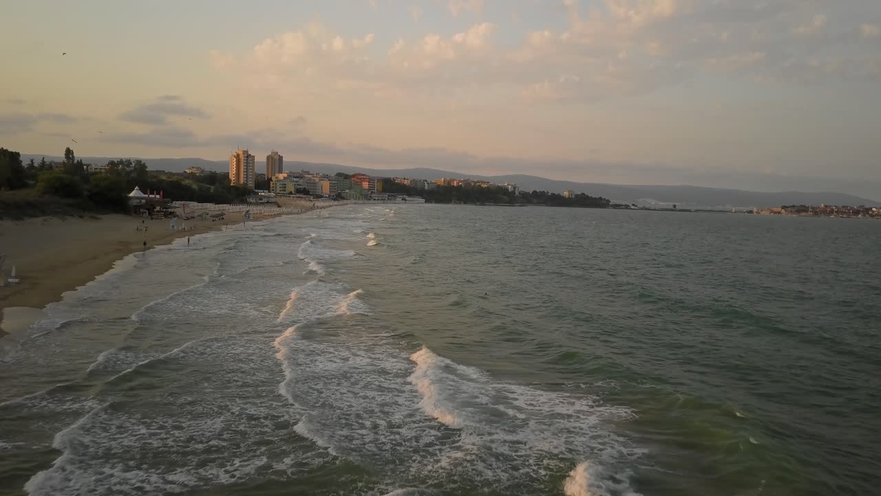puesta de sol en la playa cerca del sitio del patrimonio mundial de nesebar en bulgaria