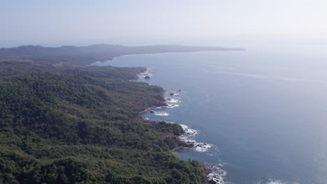 Toma-Aérea-De-Establecimiento-Sobre-La-Selva-Y-La-Costa-De-La-Isla-Cébaco-En-Verano