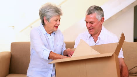 Senior-couple-packing-their-belongings