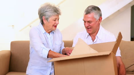 una pareja de ancianos empacando sus pertenencias