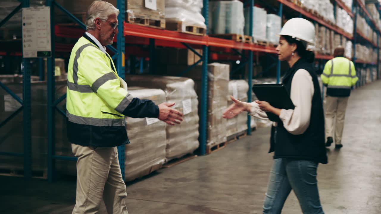 trabajadores del almacén discutiendo el inventario