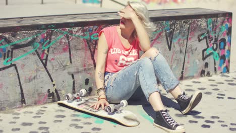 mujer joven esperando en un parque de patinaje a un amigo