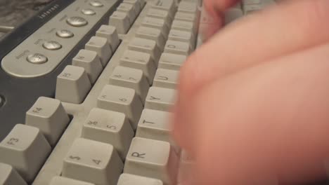persona escribiendo en el teclado de la computadora