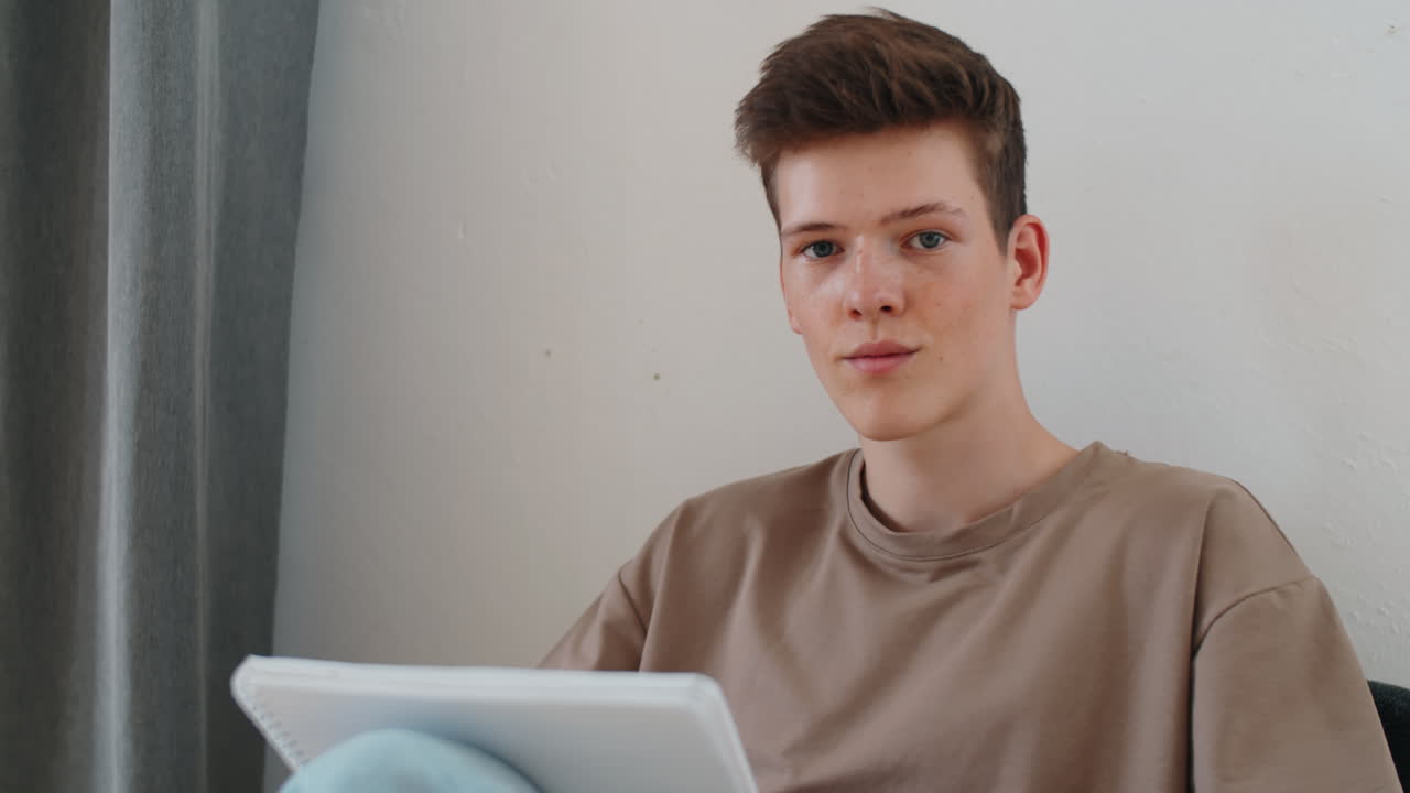 Menino Tendo Aula Online via Chamada de Vídeo em Casa