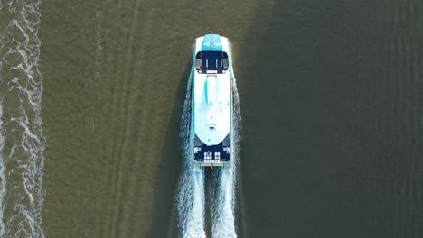 Toma-De-Drones-De-Arriba-Hacia-Abajo-Rastreando-El-Barco-Del-Gato-De-La-Ciudad-Conduciendo-A-Lo-Largo-Del-Río-Brisbane