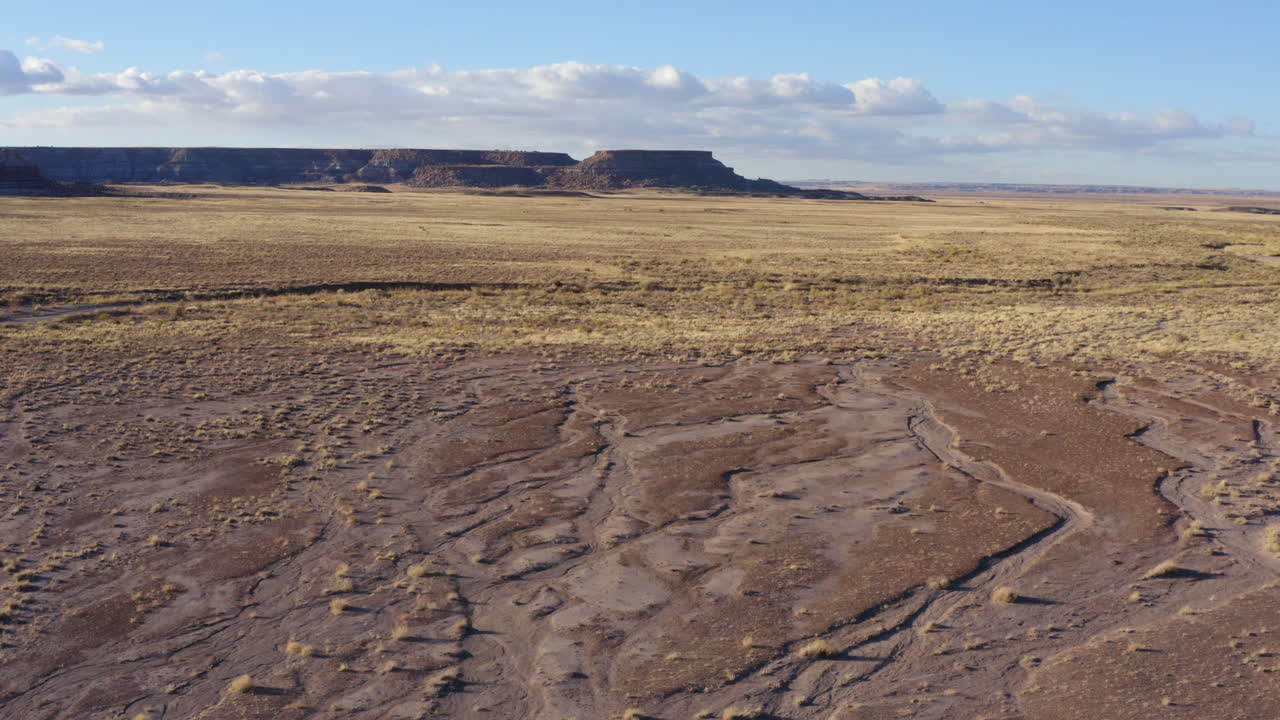 Lot drona na niskiej wysokości nad zakurzonymi badlandami w Arizonie