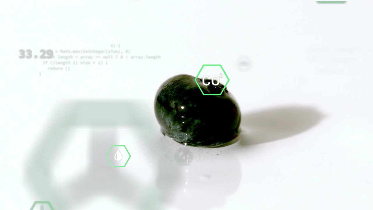 Grønn sfære kommer inn, faller og legger seg, roterer og etterlater en våt ring som et heksagonalt HUD som visualiserer data