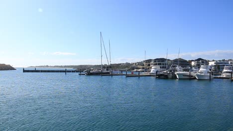 Idílica-Agua-Del-Océano-Bajo-Un-Hermoso-Cielo-Azul-En-Mindarie-Marina,-Perth