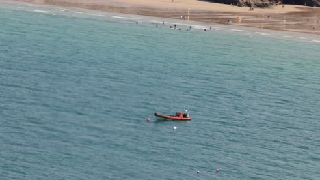 toma de mano de un barco anclado en la costa de la playa de towan, newquay
