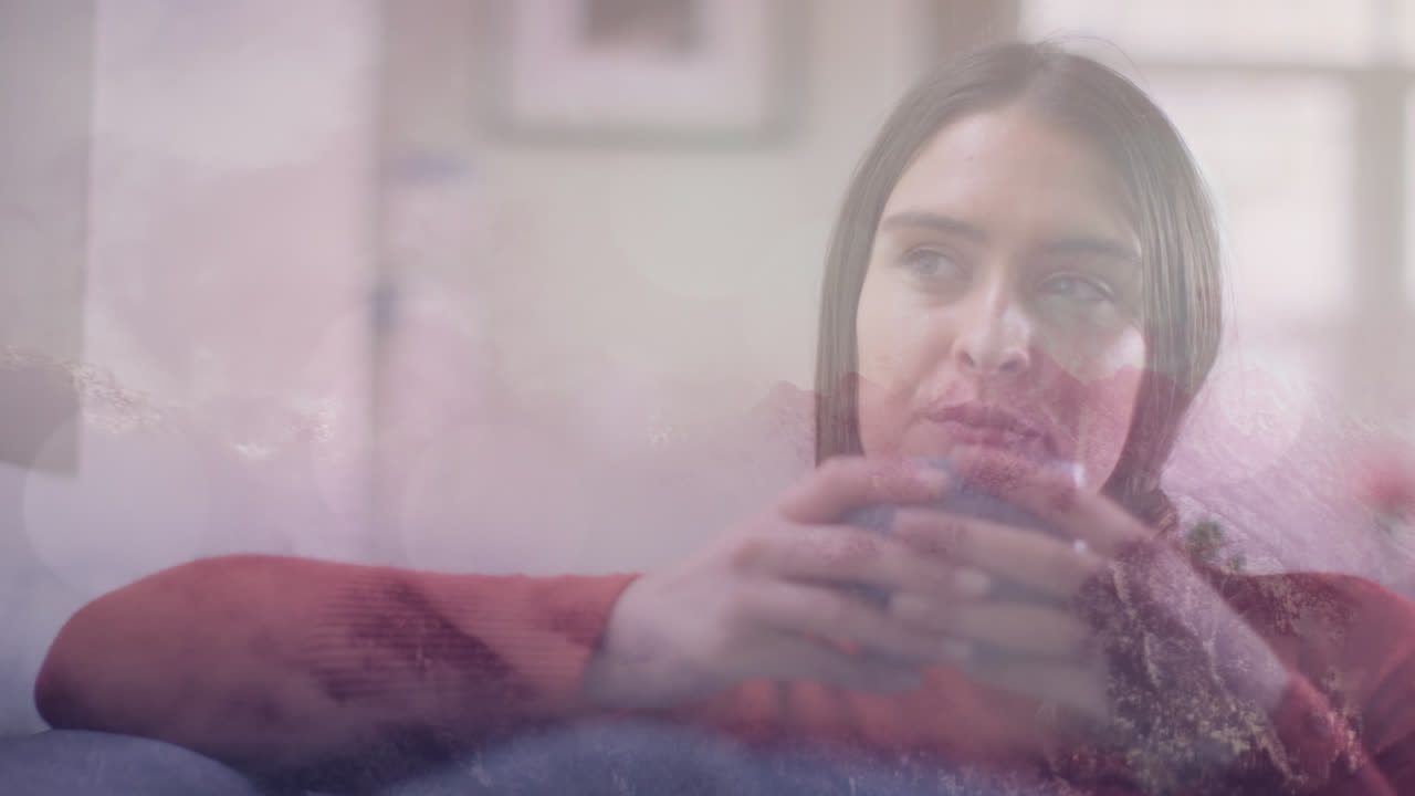 animación de paisaje de invierno sobre mujer caucásica bebiendo café