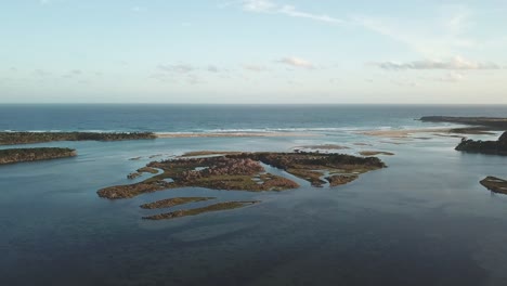 Seitliche-Luftaufnahmen-Der-Mündung-Des-Wallagaraugh-River-Bei-Mallacoota,-Ost-Victoria,-Australien,-Dezember