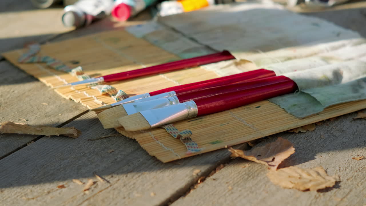 대나무 매트 에 있는 페인트 브러쉬