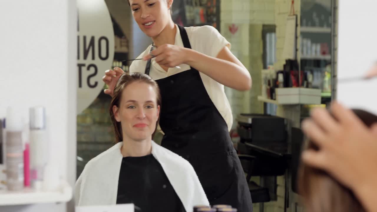 Kappers knippen het haar van hun klanten