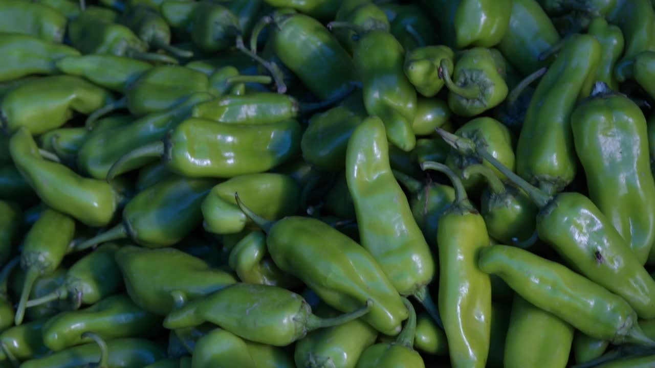 chile verde orgánico fresco de la granja de cerca desde diferentes ángulos